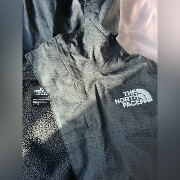 2T The North Face jacket - Picture 3 of 6
